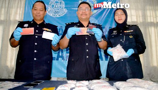 Che Ghazali (tengah) menunjukkan sebahagian kad ATM, buku akaun dan dadah jenis heroin dan syabu yang dirampas pada sidang media di Ibu Pejabat Polis Daerah Langkawi, hari ini. FOTO Hamzah Osman