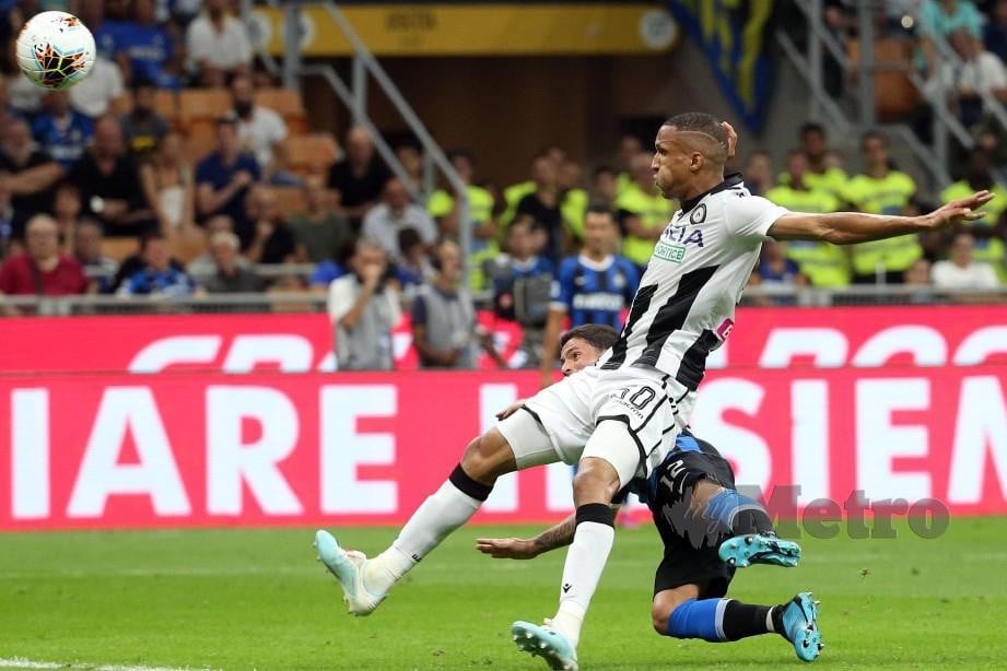 SENSI (kiri) melakukan tandukan terbang untuk menjaringkan gol kemenangan Inter Milan, awal pagi tadi. — FOTO EPA