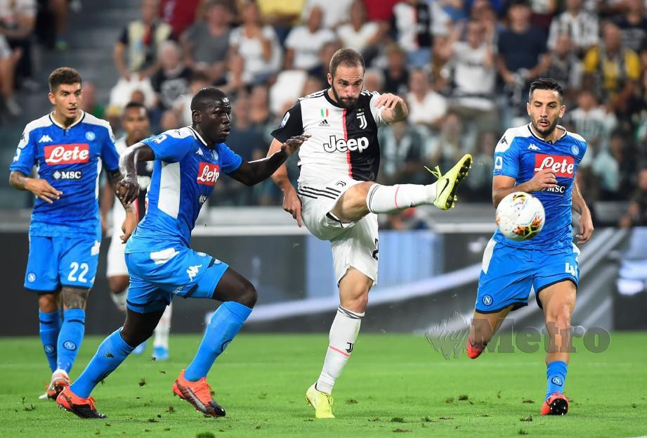 HIGUAIN (dua kanan) menjaringkan gol kedua Juve di Turin. — FOTO Reuters