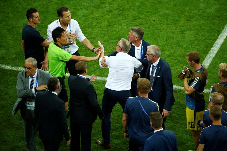ANDERSSON (tengah) bertelagah dengan pengurus Jerman Oliver Bierhoff (dua dari kiri). -Foto Reuters