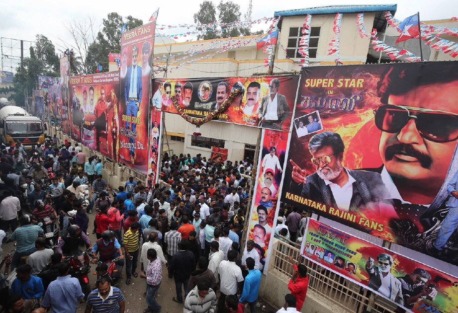 Peminat bintang filem Tamil, Rajinikanth, berpusu-pusu keluar panggung selepas menonton tayangan hari pertama ‘Kabali’ di  Bangalore, hari ini. - Foto EPA