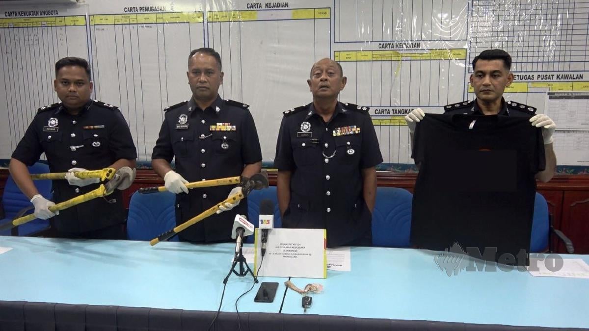 HANYAN (dua kiri) bersama anggotanya menunjukkan peralatan mencuri kabel yang dirampas selepas berjaya menahan tiga suspek.  FOTO Rosli Ilham