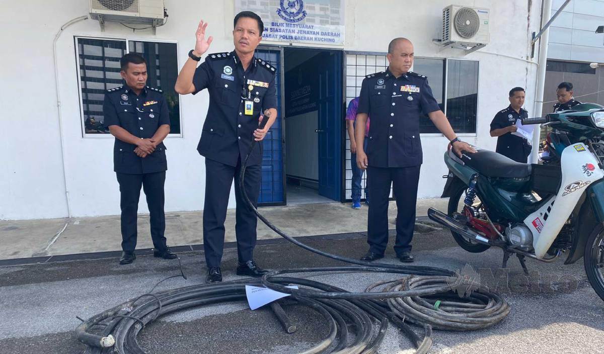 AHSMON menunjukkan gelung kabel serta peralatan yang dirampas daripada suspek pada sidang media di IPD Kuching. FOTO Melvin Joni