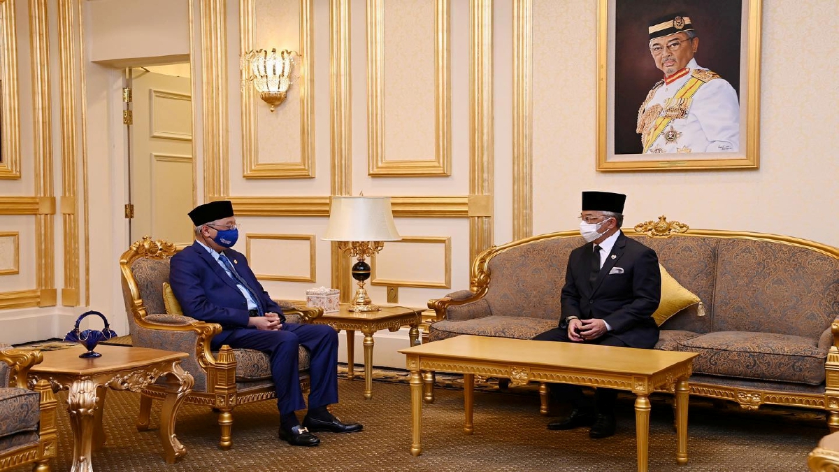 Al-Sultan Abdullah (kanan) berkenan menerima menghadap Ismail Sabri untuk mesyuarat pra-Kabinet di Istana Negara. FOTO Facebook Istana Negara