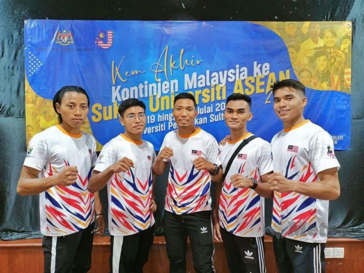 KABILAN Jelevan (kanan sekali) bersama barisan atlet muay Thai negara yang beraksi di AUG 2022. 