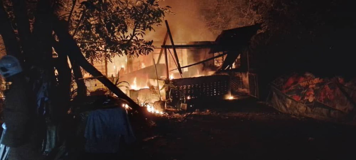 Sebuah rumah di Kampung Purun, Tanjung Ipoh, di sini, hangus 100 peratus dalam kebakaran, awal pagi tadi. FOTO IHSAN BOMBA
