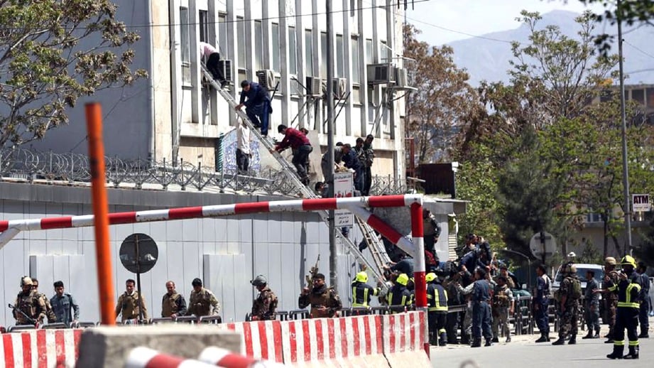 PASUKAN penyelamat membawa keluar orang awam dari sebuah bangunan berhampiran kementerian penerangan di Kabul. FOTO AP