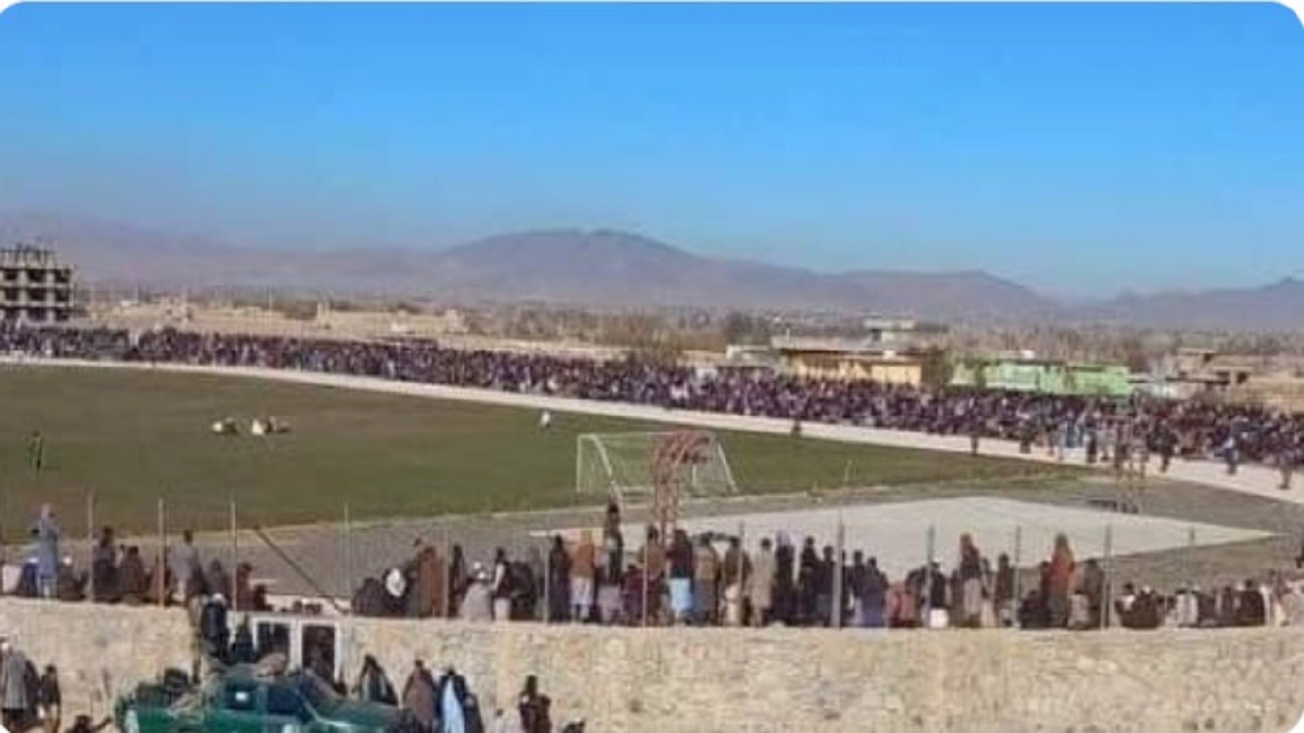GAMBAR dirakam wartawan Habib Khan menunjukkan suasana stadium bola sepak di Afghanistan, lokasi hukuman dijalankan. FOTO Twitter Habib Khan.