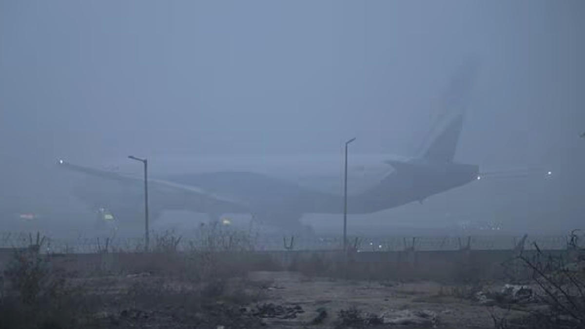 KABUS tebal menyebabkan penerbangan di IGIA, New Delhi terpajsa dilencong dan dibatalkan. FOTO Agensi