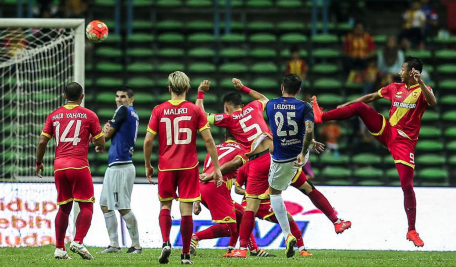 AKSI kelam-kabut di hadapan pintu gol Selangor.