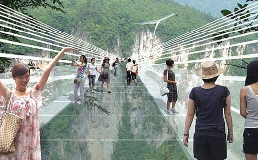 JAMBATAN kaca paling tinggi dan terpanjang di dunia ini bukanlah untuk mereka yang takut pada ketinggian.