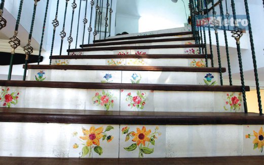 MOTIF bunga pada anak tangga ini dilukis sendiri Raja Azhar.