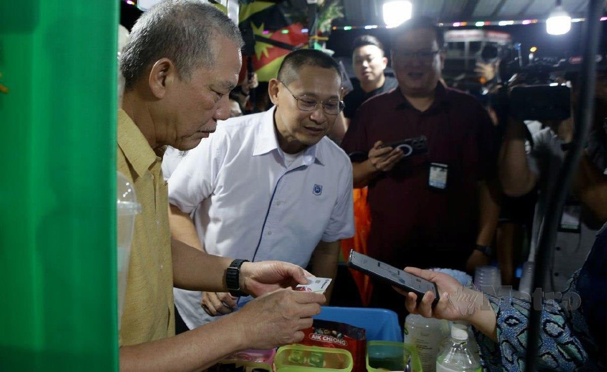 FADILLAH merasmikan Majlis Kempen E-Duit dan Cashless Pasar Malam di Pasar Malam Metrocity, Kuching Sarawak. FOTO Nadim Bokhari