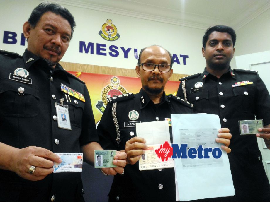 Abu Bakar (tengah) menunjukkan kad disyaki dikeluarkan sebuah NGO pada sidang media di Ayer Keroh. FOTO Zairee Mohd Yasak
