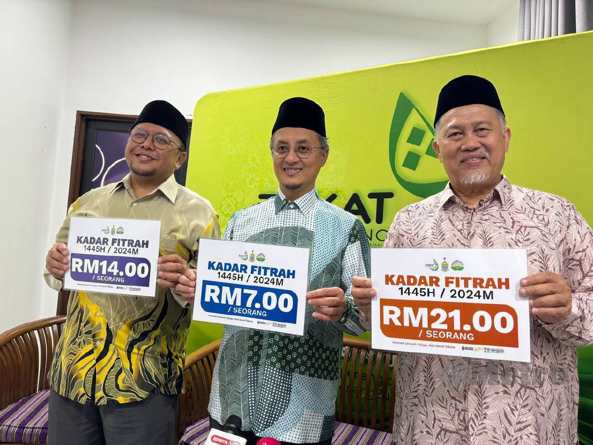 Dr Mohamad Abdul Hamid (tengah) menunjukkan tiga kadar bayaran zakat fitrah yang ditetapkan bagi tahun ini. FOTO Nur Izzati Mohamad