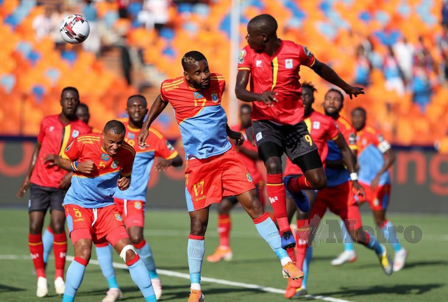 KADDU (kanan) menjaringkan gol pertama Uganda di Stadium Antarabangsa Kaherah. — FOTO Reuters