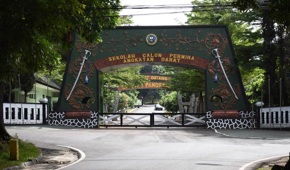 PINTU utama akademi tentera di Bandung di tutup selepas hampir 1,300 individu di akademi tentera disahkan positif Covid-19. FOTO AFP