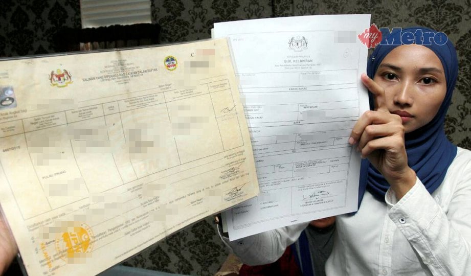 NUR Syafiqa  menunjukkan salinan sijil anak angkat dan surat kelahiran ketika ditemui di rumah ibu angkatnya di Kampung Bunga Mas, Penambang. FOTO Nik Abdullah Nik Omar