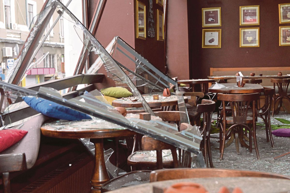 FOTO menunjukkan kerosakan bahagian dalam sebuah kafe di Kharkiv. FOTO AFP 