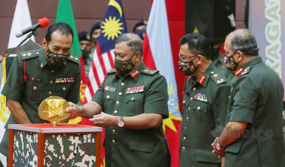 NAWAWI (dua dari kiri) ketika melancarkan  buku panduan sistem pengurusan strategik 2021-2025 Kor Agama Angkatan Tentera sempena sambutan Hari KAGAT di Institut Latihan dan Kefahaman Islam (ILMI). FOTO Azrul Edham Mohd Aminuddin