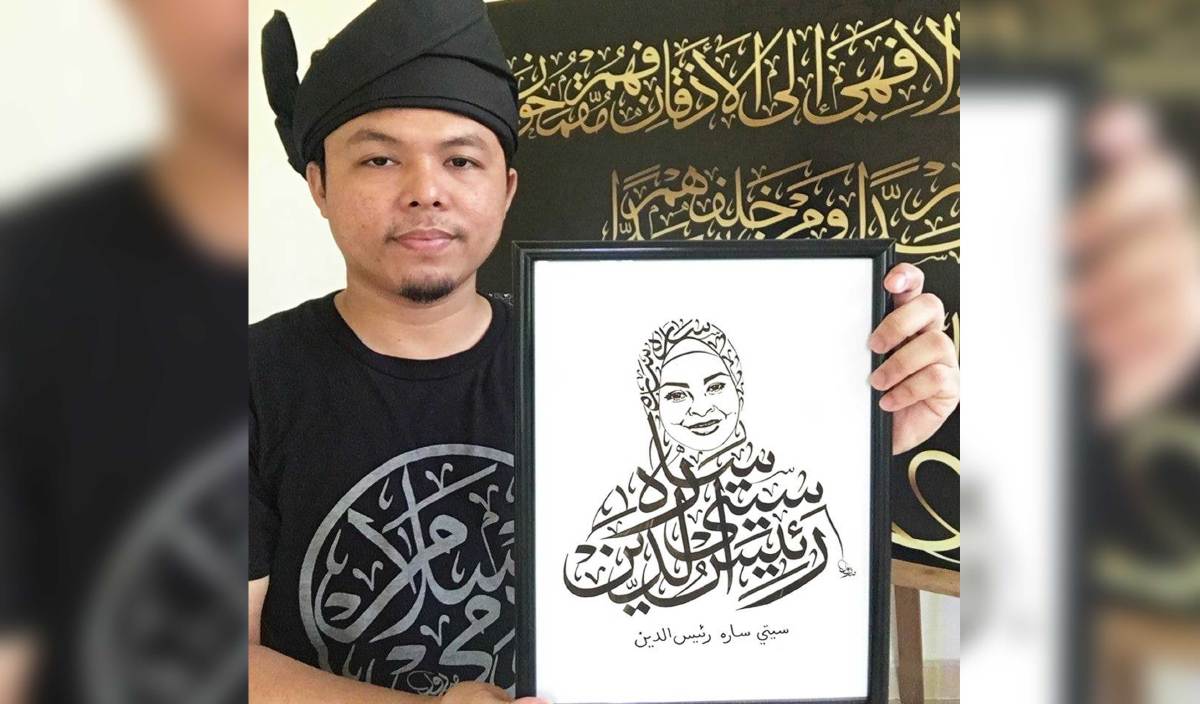 MUHAMMAD Rosyaimi menunjukkan potret khat dedikasi buat Allahyarham Siti Sarah. FOTO Ihsan Muhammad Rosyaimi Amirul Faiz Jailani