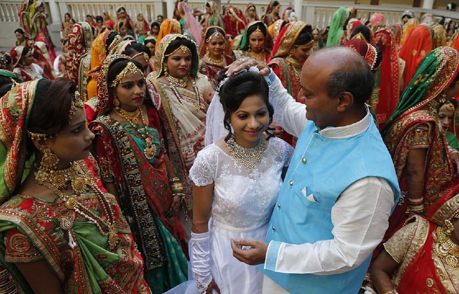 Saudagar berlian, Mahesh Savani, sendiri melakukan upacara  'Kanyadaan' iaitu melepaskan anak perempuan untuk berkahwin. - Foto Daily Mail