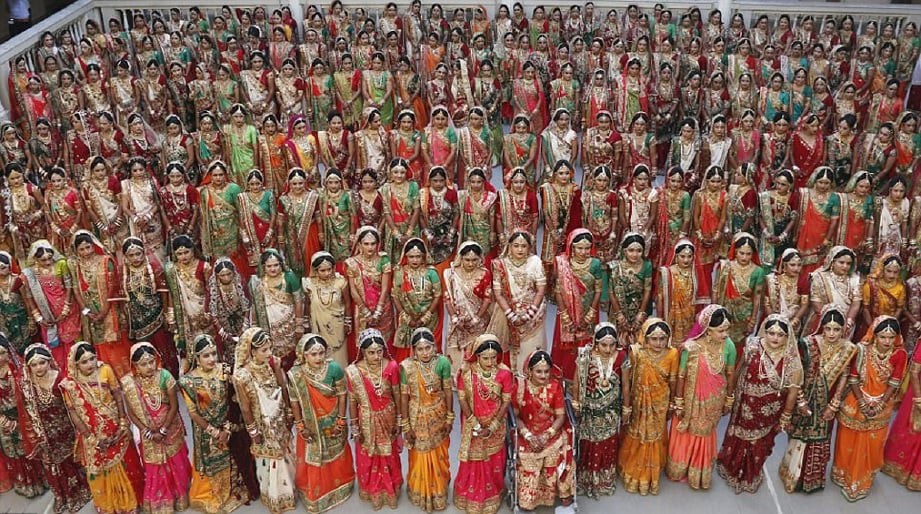 Seramai 251 pengantin wanita, termasuk lima pasangan Islam dan satu pasangan Kristian menyertai majlis perkahwinan beramai-ramai anjuran saudagar berlian di Gujarat, India. - Foto Daily Mail