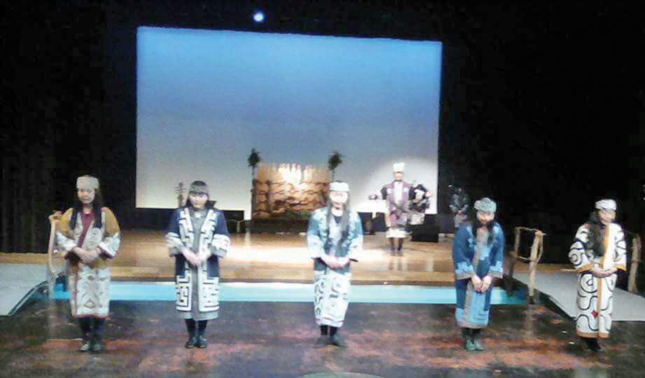 PERSEMBAHAN teater Ikoro oleh masyarakat Ainu.