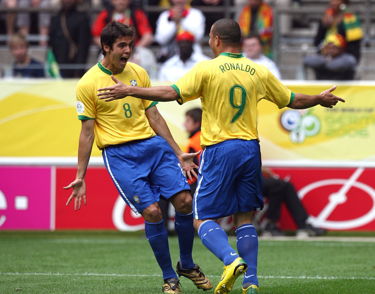 Kaka ketika beraksi bersama Ronaldo dalam skuad Brazil. FOTO Agensi