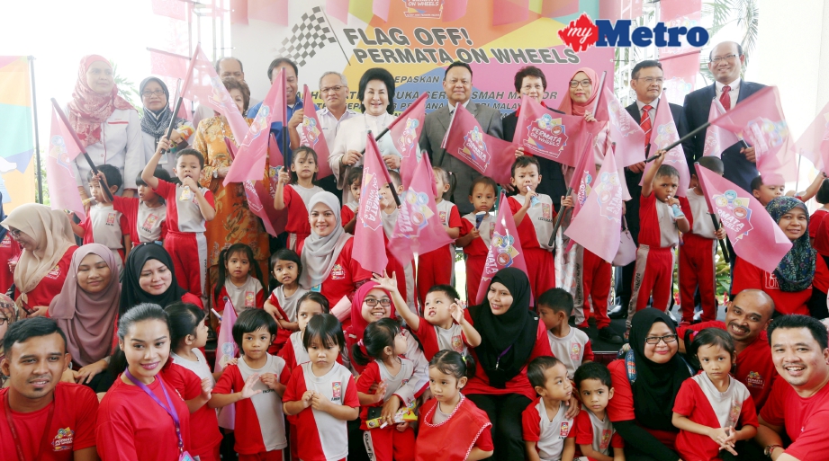 Rosmah bergambar bersama anak-anak PERMATA di Majlis Pelepasan Peserta PERMATA On Wheels di Seri Perdana. FOTO Fariz Iswadi Ismail 