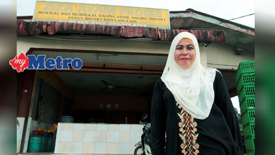 Wan Azizah di depan kedainya, Ziza Ayam Proses di Banir Belikong, Pasir Puteh. FOTO Syamsi Suhaimi