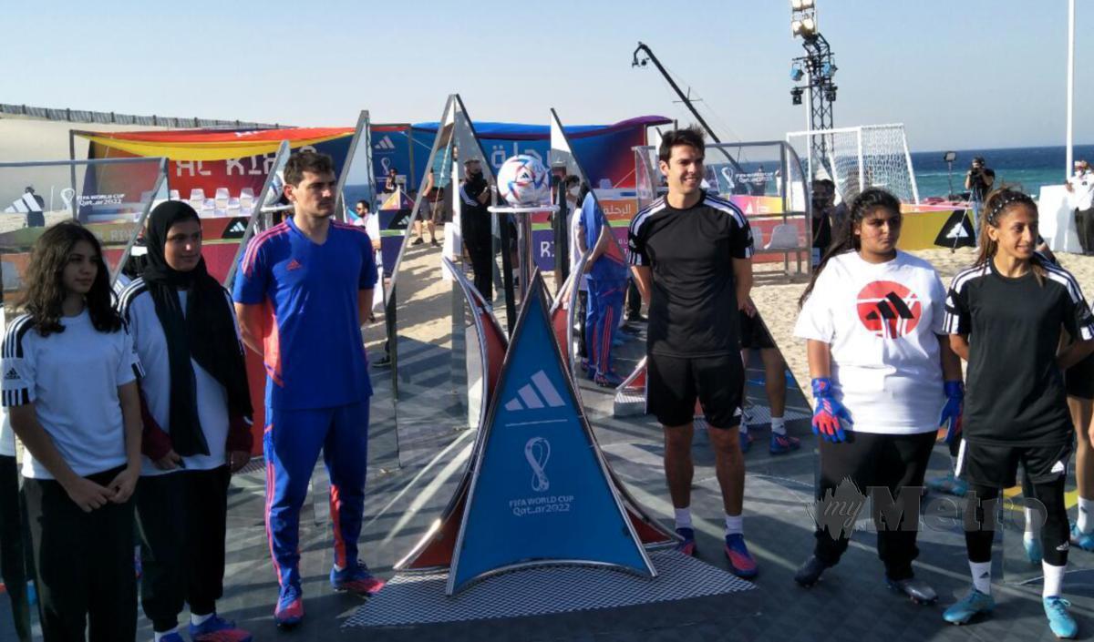 CASILLAS (tiga kiri) dan Kaka (tiga kanan) meriahkan pelancaran bola Piala Dunia 2022 di Doha. -FOTO Wan Asrudi Wan Hassan