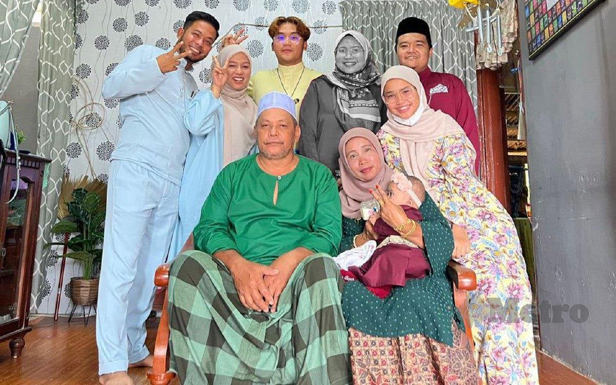 Gambar kenangan keluarga Muhammad Nurieman (tengah belakang) bersama kakak tersayang, Nur Natrah (belakang, dua dari kanan) dan ibu bapa serta ahli keluarga lain. FOTO IHSAN MUHAMMAD NURIEMAN DAHARUDDIN