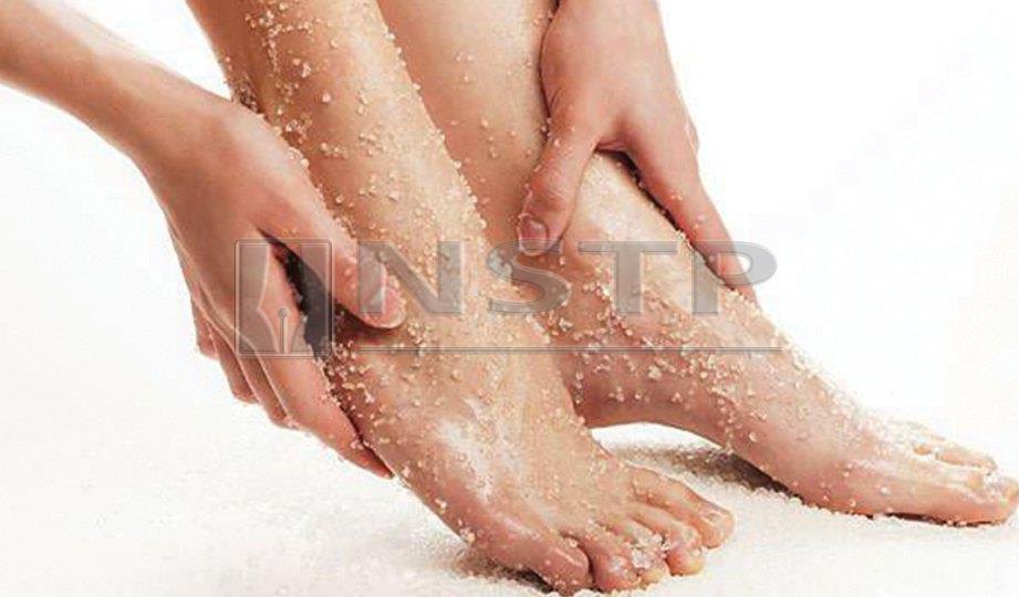 7. GOSOK rata pada kaki dan celah jari kaki serta bahagian tumit. Biarkan hingga pupur kering dan bilas bersih.