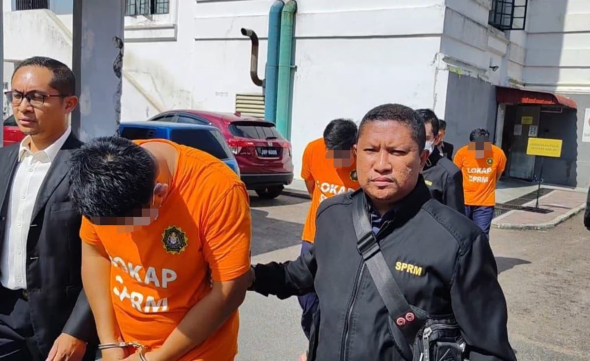 Tiga orang anggota Polis Diraja Malaysia (PDRM) yang dipercayai meminta dan menerima rasuah daripada pemandu lori di Mersing, ditahan reman empat hari sehingga Ahad ini. FOTO IHSAN SPRM