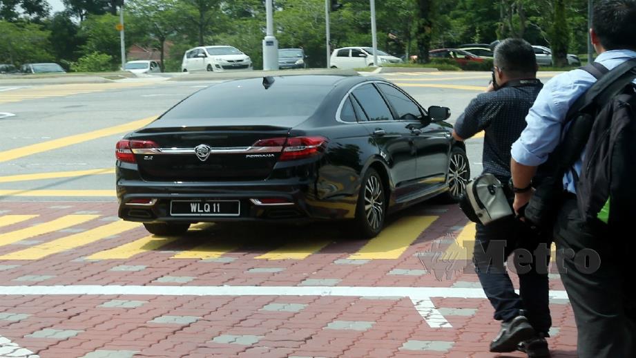 KENDERAAN membawa Rosmah meninggalkan Ibu Pejabat SPRM, Putrajaya. FOTO Mohd Fadli Hamzah
