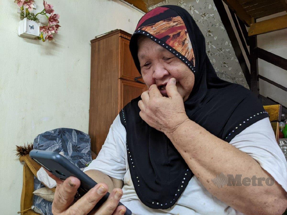 KAK Teh yang ditemui di Sungai Nibong, di sini, kerap memeriksa telefon bimbit bagi menanti panggilan adiknya, Batliyah, 62, yang terpisah sejak 1975. FOTO Zuhainy Zulkiffli 