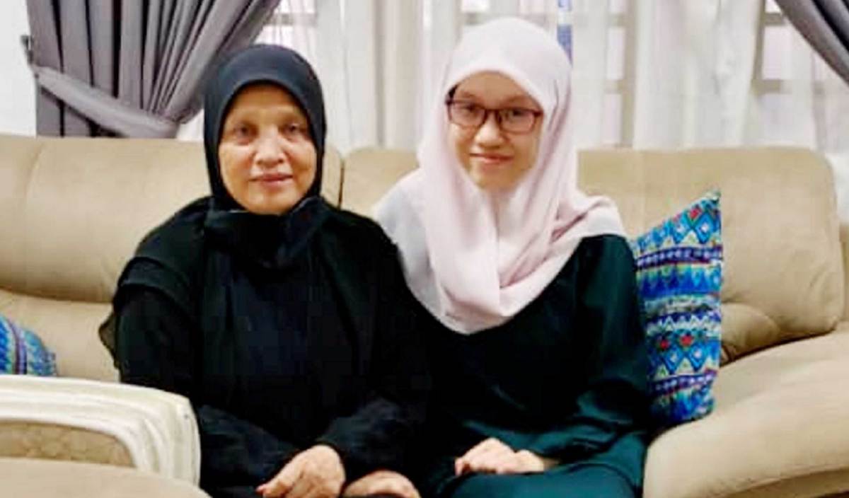 ALEYSHA (kanan) bersama kak Halimatun yang  memperkenalkannya kepada seorang ustazah bagi mendalami agama Islam.