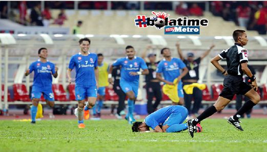 Pemain Lions XII, gembira selepas berjaya menjadi juara Piala FA menewaskan Kelantan 3-1. FOTO Osman Adnan