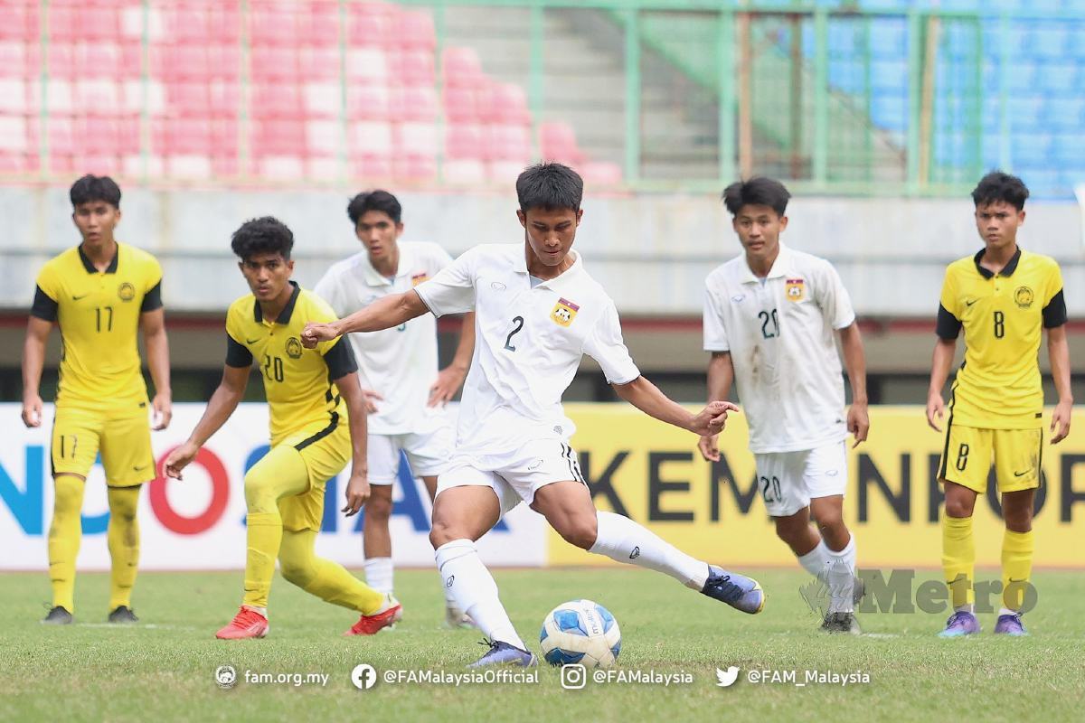 AKSI pemain skuad B-19 negara (jersi kuning) ketika tewas 0-1 di tangan Laos pada perlawanan terakhir Kumpulan B. FOTO FB FAM