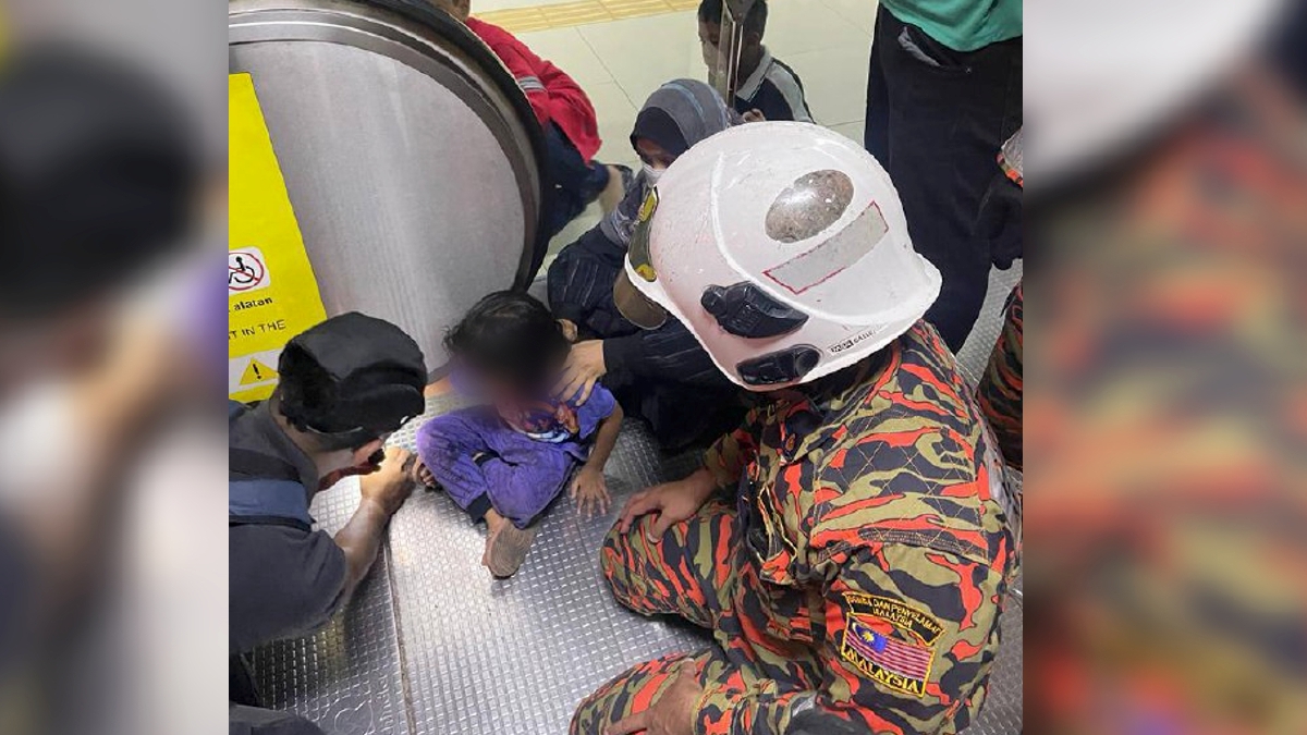 AGGOTA bomba menjalankan operasi mengeluarkan tangan kanan kanak-kanak perempuan yang tersepit pada pemegang eskalator di Stesen LRT Subang Jaya, malam tadi. FOTO Ihsan bomba