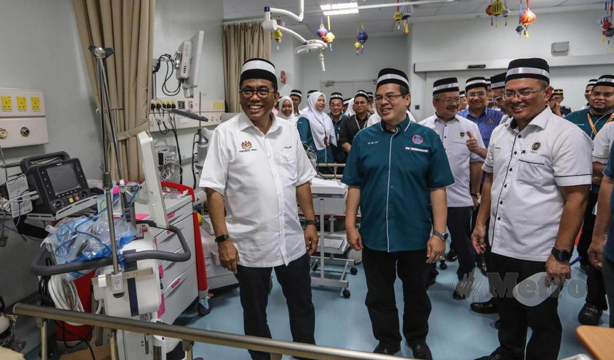 MOHAMED Khaled (kiri) meninjau kemudahan hospital pada Majlis Perasmian Pengoperasian Klinik Pakar Hospital Pengajar Universiti Sultan Zainal Abidin (UniSZA). FOTO Ghazali Kori
