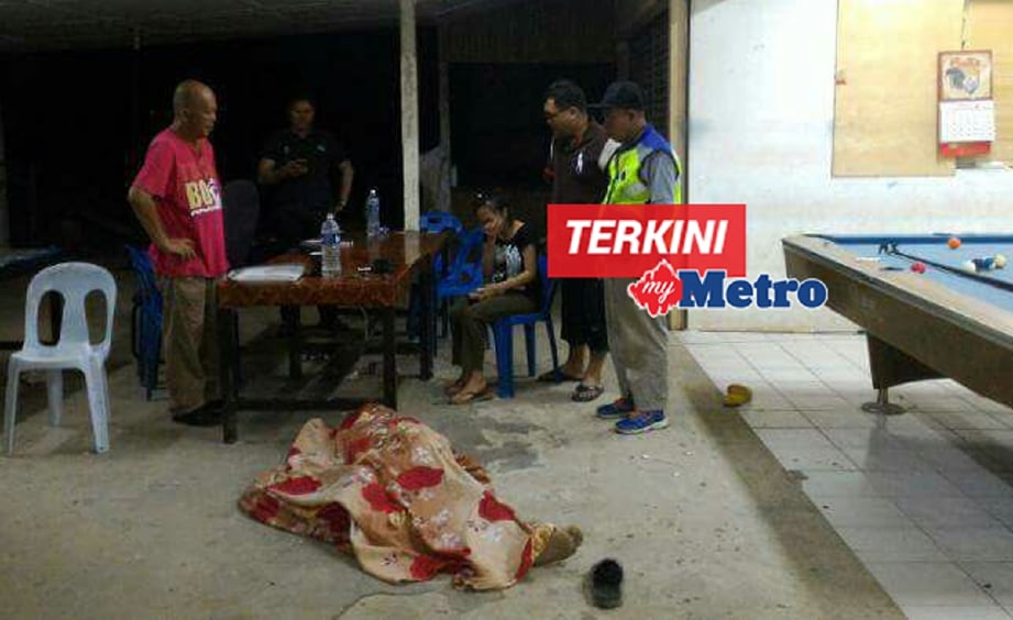 Mayat lelaki yang maut ditikam di  Kampung Kayu Kapur, Bekenu, malam tadi. - Foto Ihsan Polis