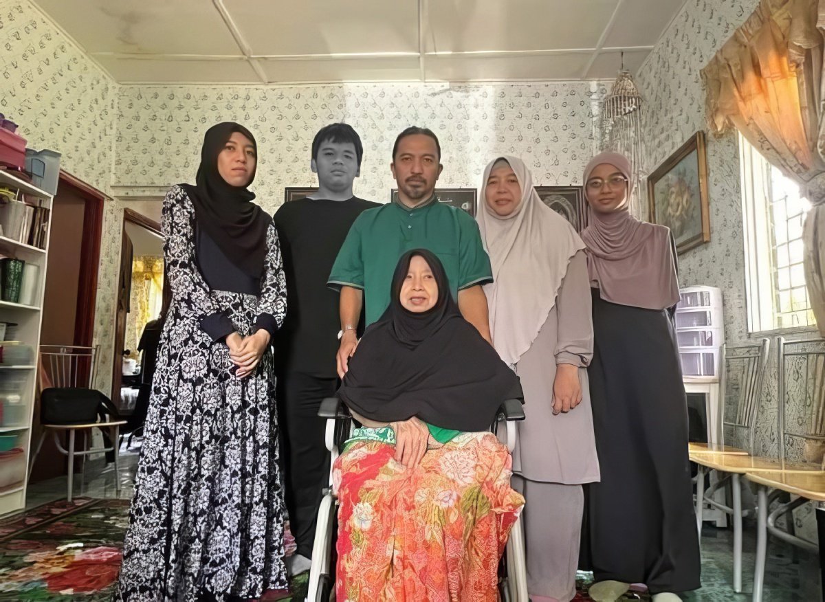 GAMBAR kenangan arwah Luth Izhar (berdiri dua dari kiri) bersama keluarga. FOTO Ihsan keluarga 