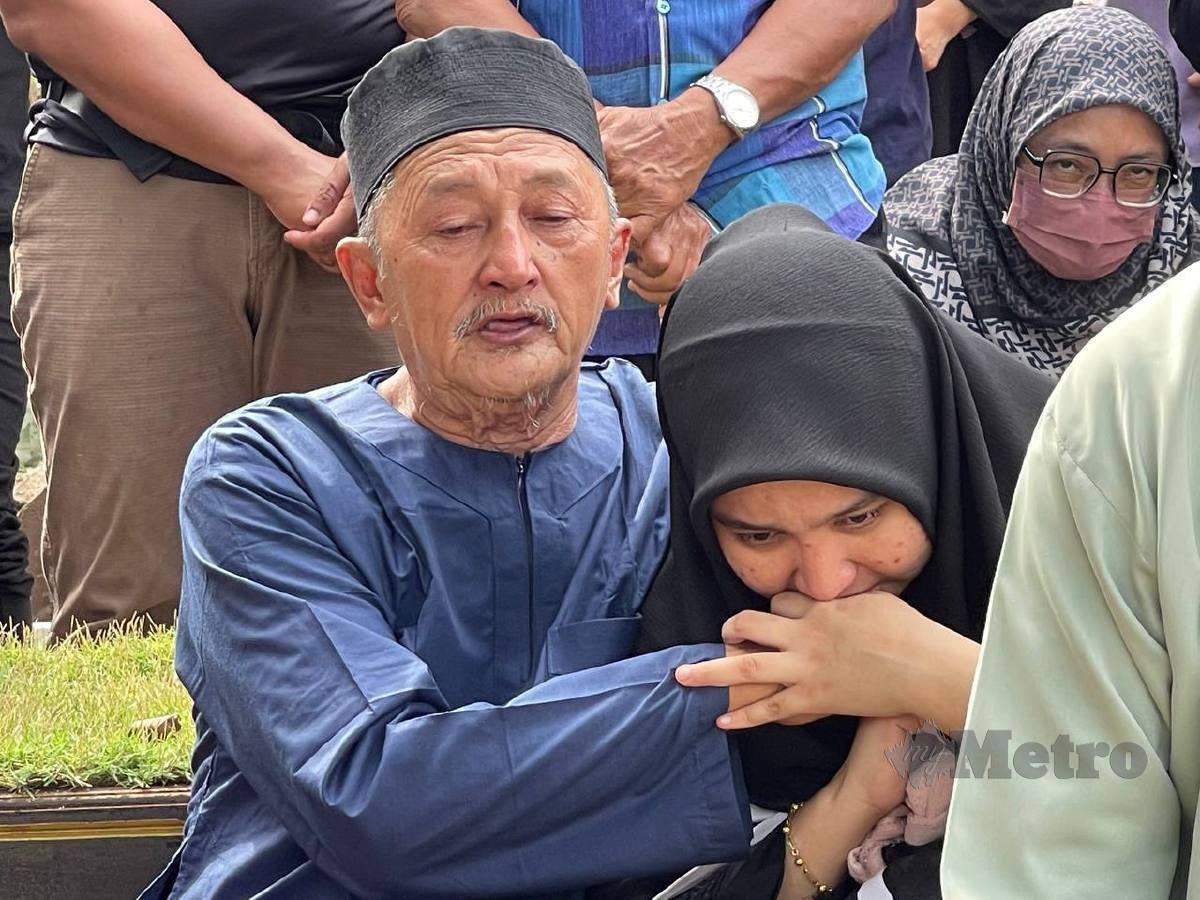 KAMALUL Arifin sebak ketika pengebumian Nurul Nazihah di Tanah Perkuburan Islam Kampung Temenin Lama. FOTO Nur Aisyah Mazalan