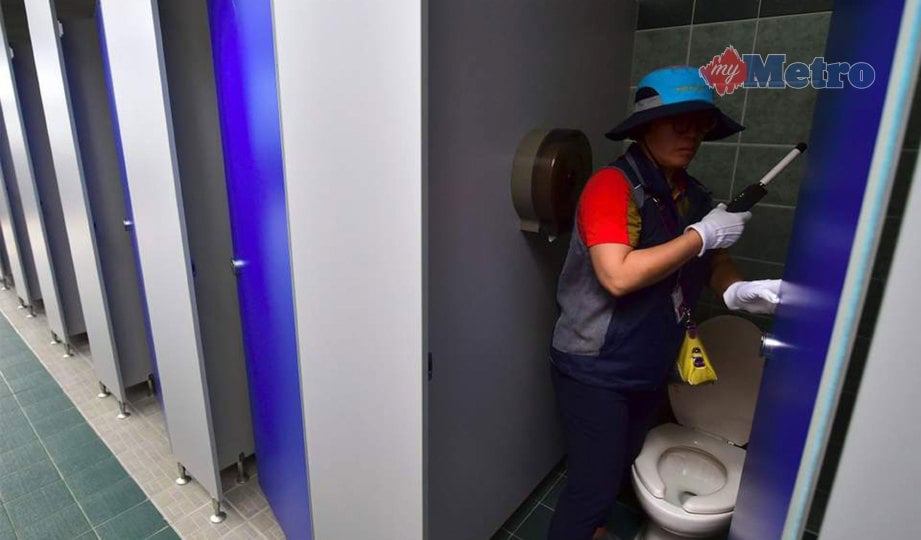 PEKERJA memeriksa tandas awam di Seoul untuk memastikan tiada kamera tersembunyi  dipasang. FOTO AFP