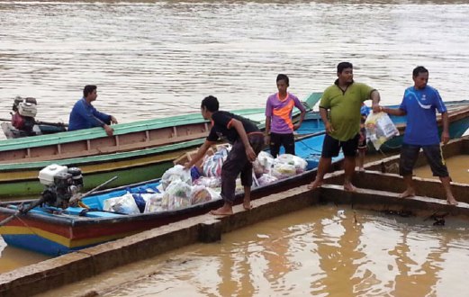 BIARPUN berdepan cabaran, namun sukarelawan PMJ tetap sabar demi membantu mangsa banjir yang terjejas.