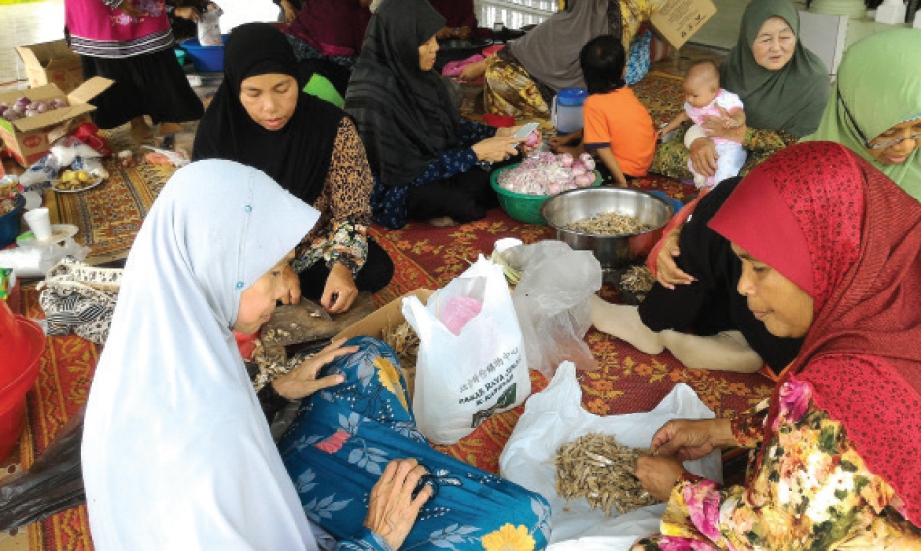 MENYEDIAKAN bahan untuk memasak bubur asyura di Surau Dataran Jambatan Luat, Lenggong.