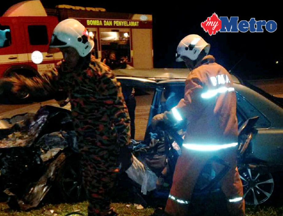 Anggota bomba dan penyelamat mengeluarkan mayat mangsa kemalangan di Kilometer 66 Jalan Kuala Terengganu-Kota Bharu di Kampung Pak Kancil, pada awal pagi ini. FOTO ihsan pembaca