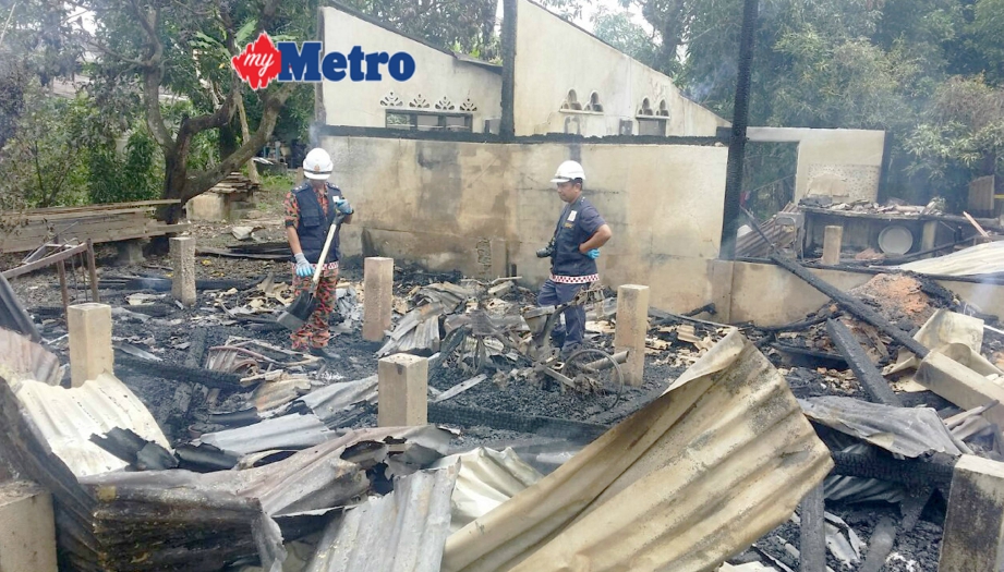 Anggota forensik Jabatan Bomba dan Penyelamat Malaysia (JBPM) Perlis melakukan siasatan di lokasi sebuah rumah yang terbakar di Kampung Stesen, Arau mengakibatkan seorang lelaki dewasa melecur. FOTO Hafizudin Mohd Safar 